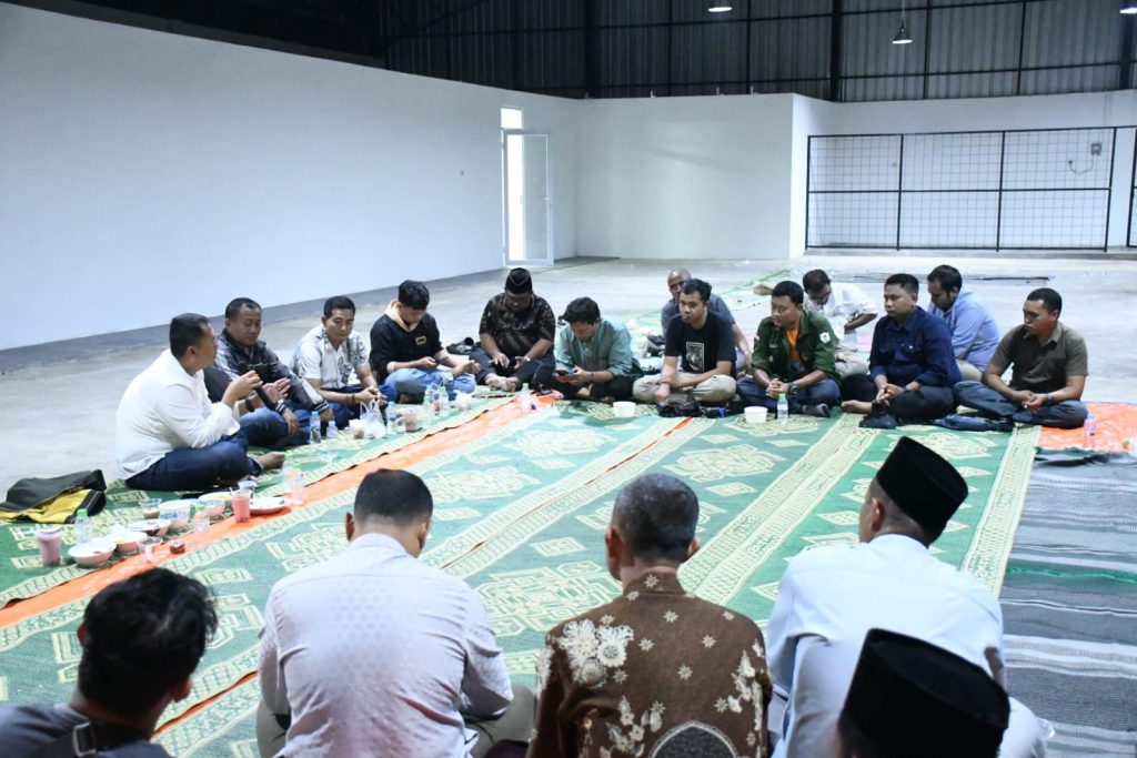 Dandim 0822 Buka puasa bersama jurnalis di gedung KDMP desa grujugan Bondowoso. 6/3/2026.