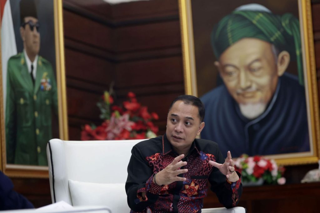 Wali Kota Surabaya, Eri Cahyadi, saat memberikan keterangan pers, Jumat (6/3/2026). (Dok. Humas Pemkot Surabaya)