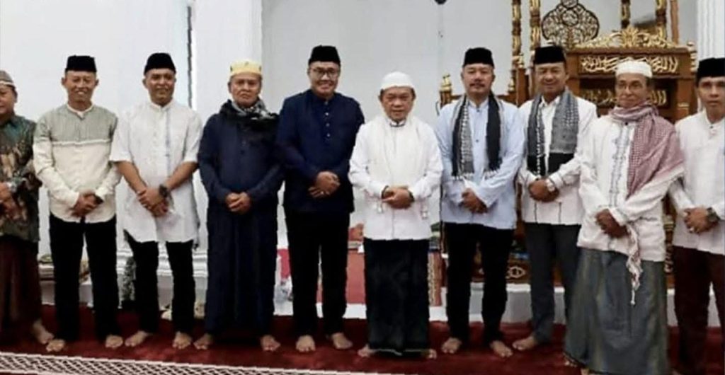 Bupati Kerinci Monadi mendampingi Gubernur Jambi Al Haris dalam kegiatan Safari Ramadan Pemerintah Provinsi Jambi di Masjid Al-Falah, Desa Baru Lempur, Kecamatan Gunung Raya, Jumat (06/03/2026