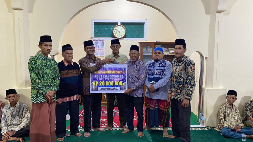Agus Syahdeman dari Fraksi Partai Demokrat menyerahkan bantuan sebesar Rp20 juta kepada pengurus Musholla Darul Ikhlas dalam kegiatan Safari Ramadan perorangan, Minggu (8/3/2026