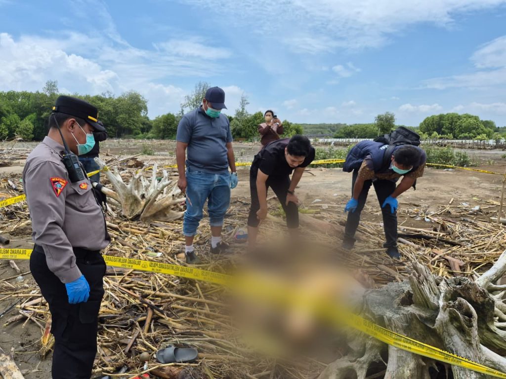 Petugas Polres Demak bersama aparat setempat melakukan olah tempat kejadian perkara (TKP). (Ganang GOnews.id)