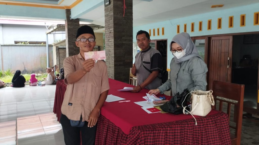 Salah satu penerima Insentif guru ngaji di desa karang kedawung Kecamatan Mumbulsari. Foto Edi Mulyono