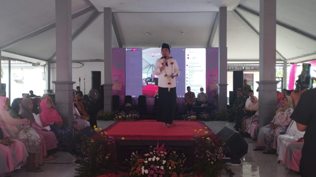 Bupati Jember Muhamad Fawait saat menyampaikan program Program pemerintah di depan ratusan emak emak di desa klompangan .foto Edi Mulyono