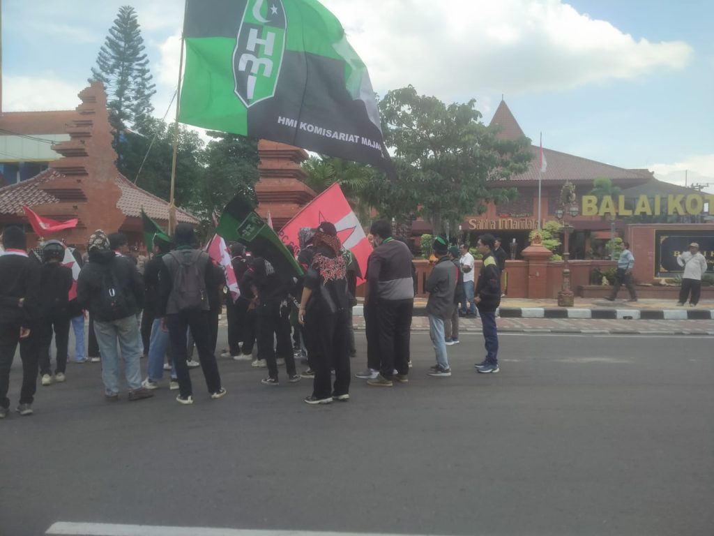 Aksi demontrasi mahasiswa di depan Kantor Pemkot Mojokerto, Rabu (11/3/2026) (HB/GOnews.id)