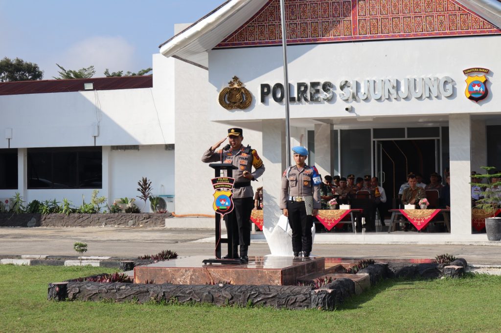 Polres Sijunjung Siaga Lewat Operasi Ketupat 2026 kaerangan fhoto Kapolres Sijunjung AKBP Willian Harbensyah, S.I.K., M.H. memimpin Apel Gelar Pasukan Operasi Ketupat 2026 di Lapangan Mapolres Sijunjung, Kamis (12/3/2026). (Fhoto: Dioni/Gonews.id)