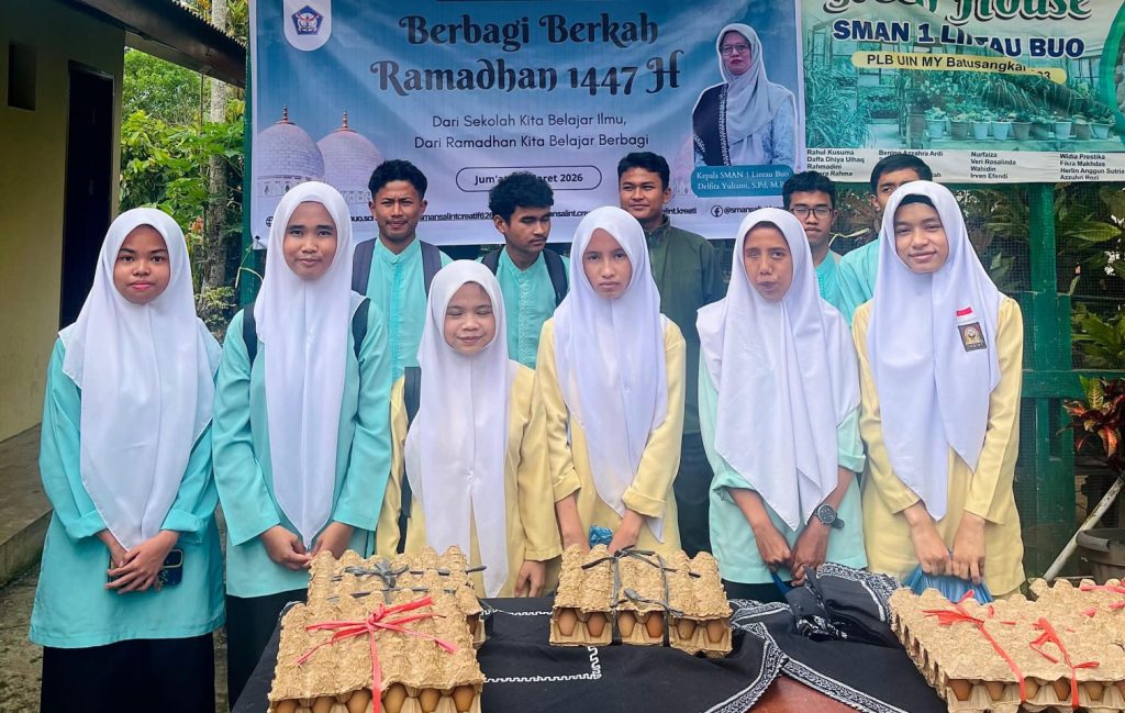 Siswa SMAN 1 Lintau Buo menyerahkan paket sembako Ramadhan kepada siswa kurang mampu dan masyarakat sekitar sekolah dalam kegiatan Berbagi Berkah Paket Ramadhan, Jumat (13/3/2026). (Fhoto : Dioni/Gonews.id)