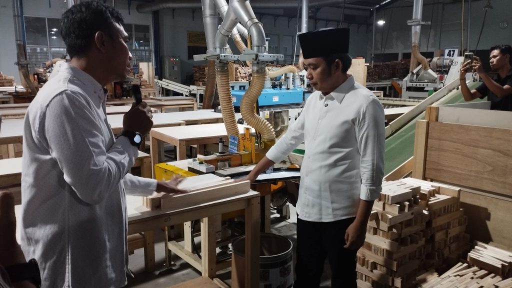 Bupati Jember Muhamad Fawait saat tinju pembuatan triplek di PT NANKAI Indonesia di Garahan Silo.foto Edi Mulyono