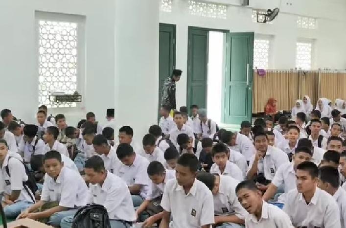 Pesantren Ramadhan SMKN 1 Lintau Buo Perkuat Karakter Peserta didik SMKN 1 Lintau Buo mengikuti kegiatan Pesantren Ramadhan 1447 H di Masjid Nurul Iman Tigo Jangko, Lintau Buo, Kabupaten Tanah Datar, Sumatera Barat.Senin (16/03/2026) (Fhoto : Dioni/Gonews.id)