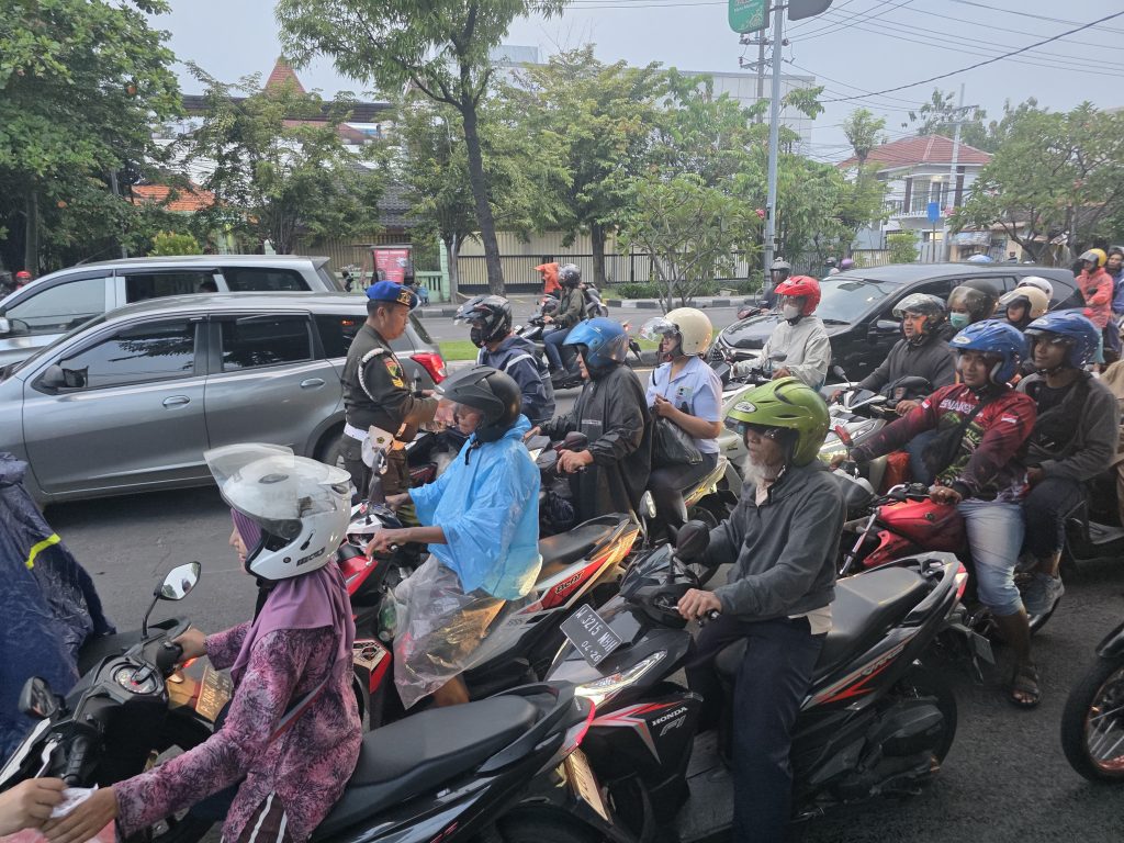 Subdenpom Sidoarjo Bagikan 250 Takjil untuk Pengendara Subdenpom V/4-1 Sidoarjo bersama Persit membagikan 250 paket takjil kepada pengendara di Jalan Raya Larangan