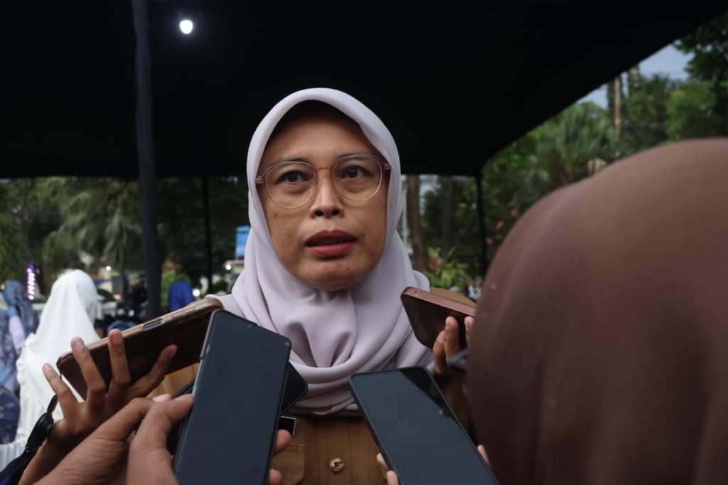Kepala DLHKP Kota Kediri, Indun Munawaroh saat memberi keterangan kepada wartawan