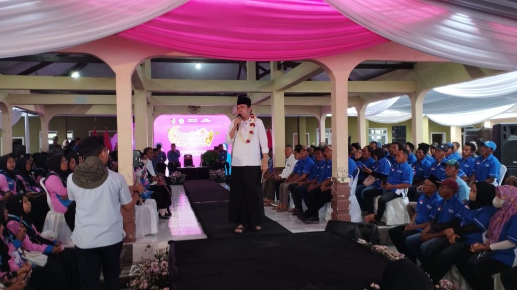 Safari Ramadan Gus Fawait Serap Aspirasi Warga Bupati Jember Muhamad Fawait saat temui para kader posyandu dan rt/rw se kecamatan Ledokombo di balai desa Suren.foto Edi Mulyono