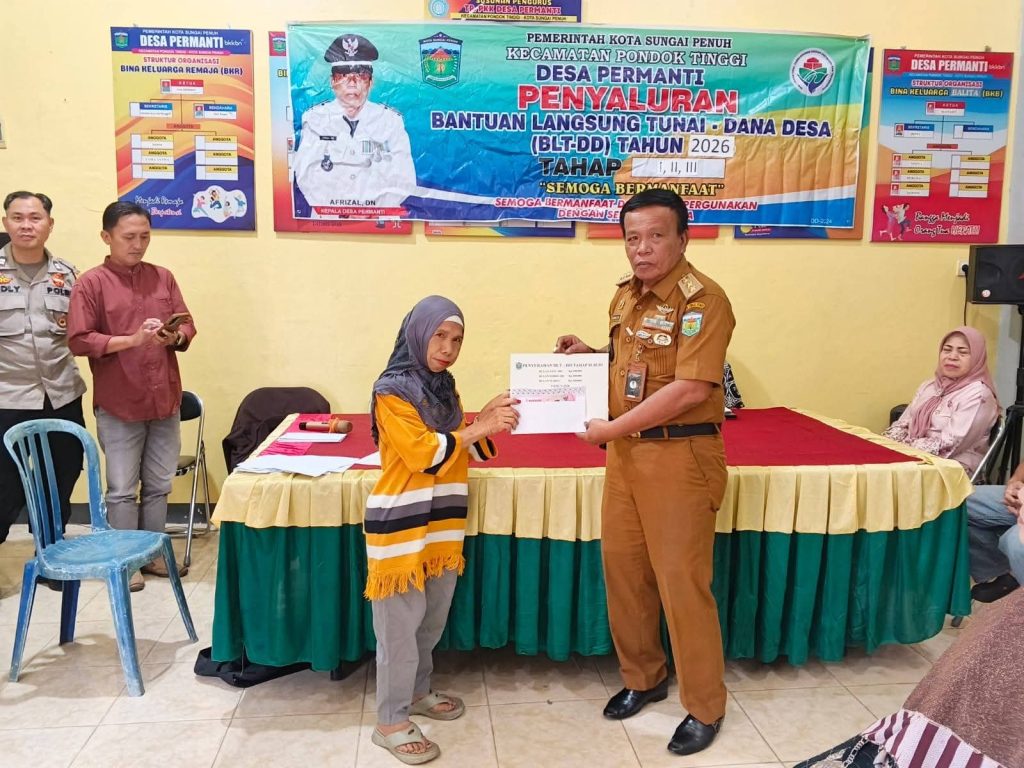 Kepala Desa Permanti, Afrizal saat menyalurkan BLT Dana Desa Permanti tahap 1-3 tahun 2026 (Vina/GOnews.id)