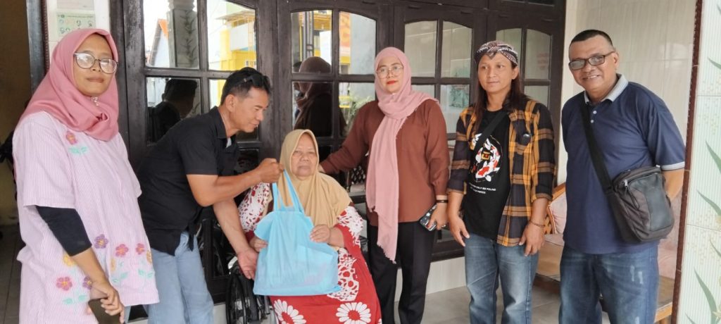 Juru Warta Sidoarjo dan YDSF berbagi sembako serta paket Lebaran bagi duafa dan jurnalis sakit jelang Idulfitri. (Nug/GOnews.id)