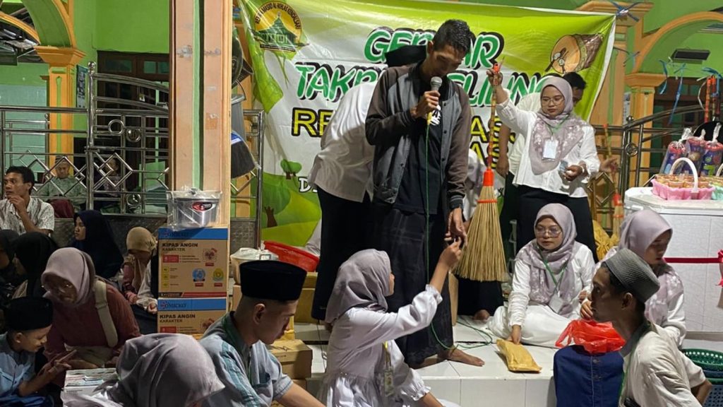 Pengundian doorprize menjadi momen paling ditunggu dalam rangkaian takbir keliling Dusun Kendalsari saat menyambut Idulfitri.
