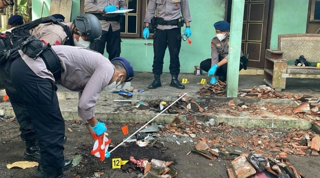 Petugas kepolisian melakukan olah tempat kejadian perkara (TKP) pasca ledakan petasan yang melukai tiga anak di Dusun Banjarsari, Mojokerto Peristiwa tersebut menyebabkan korban mengalami luka bakar akibat ledakan saat bermain petasan. (Foto: Belia Kiki)