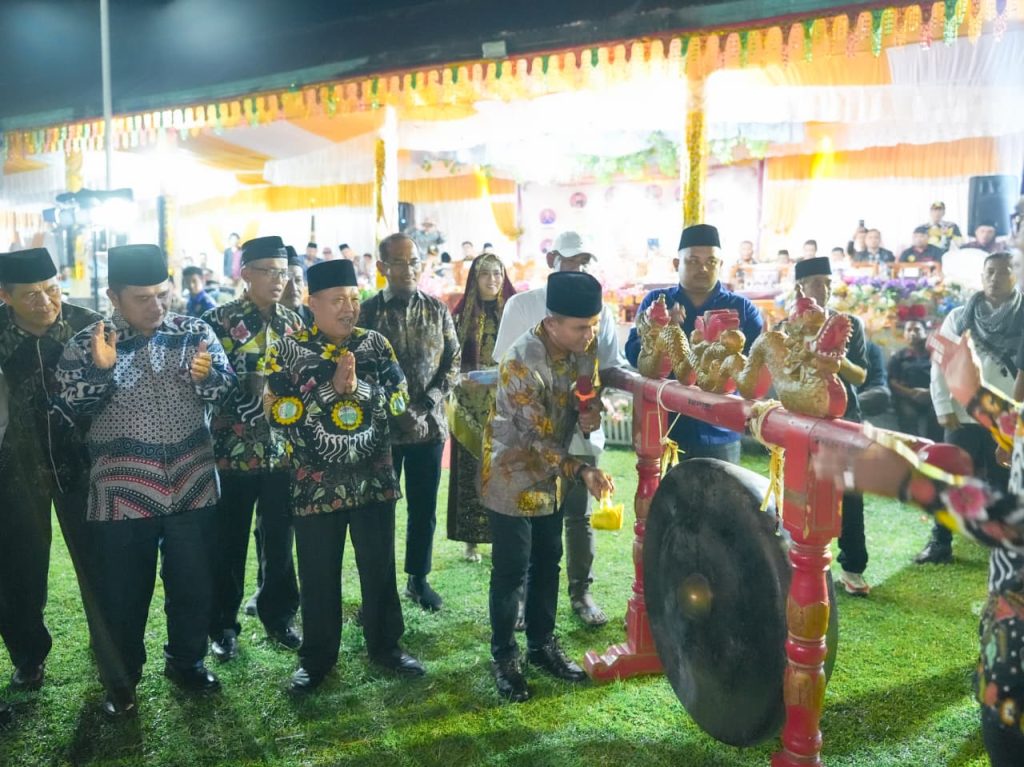 Bupati Solok Buka MUBES SAS dan Konferensi IPPSA keterangan Fhoto : Bupati Solok Jon Firman Pandu memukul gong sebagai tanda resmi dibukanya MUBES-SAS XXIV dan Konferensi IPPSA XXXIII di Kabupaten Solok, Sabtu (22/03/2026). (Dioni/Gonews.id)