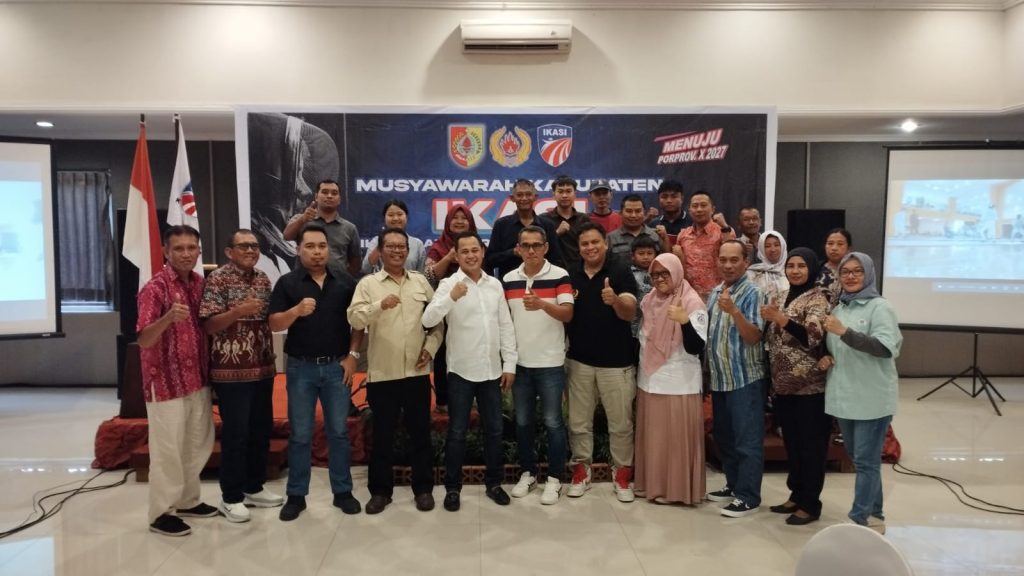 Doni Tri Kembali Pimpin IKASI Jember 2026-2030 Ketua umum IKASI Jember terpilih Doni Tri Istiqomah Di tengah berbaju putih.foto Edi Mulyono