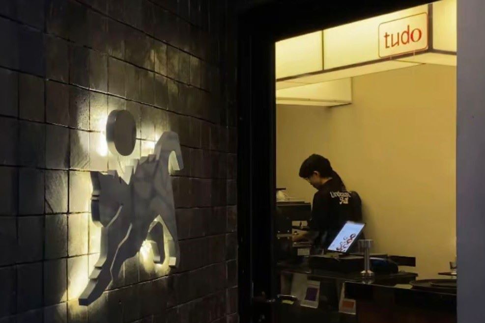 Tudo Cafe Mojokerto Jadi Magnet Nongkrong 2026 Suasana hangat Tudo Cafe terlihat dari dalam, saat barista menyiapkan pesanan di kafe yang kini jadi spot nongkrong baru anak muda. (Foto: Dian Wahyu)