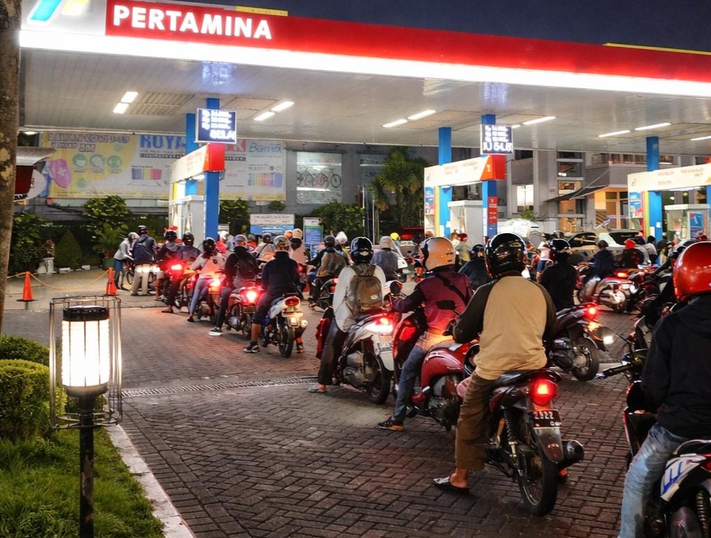 Antrean BBM Mojokerto Mengular hingga Malam Keterangan foto: Antrean kendaraan roda dua mengular di SPBU Mojokerto pada malam hari saat warga mengisi bahan bakar. (Foto: Belia Kiki).