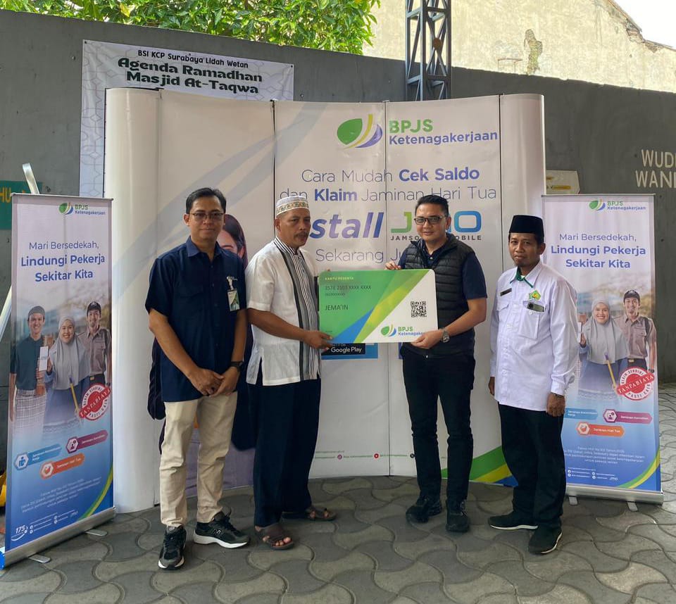 Masjid Jadi Pusat Edukasi Jaminan Sosial Pekerja Penyerahan kartu BPJS Ketenagakerjaan secara simbolis kepada marbot dan imam Masjid At Taqwa, Jalan Dukuh Pakis, Surabaya, pada Selasa (17/3/2026).