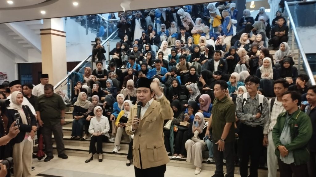 Bupati Jember Muhamad Fawait saat menemui para mahasiswa penerima beasiswa mahasiswa di kantor pemkab Jember .Foto Edi Mulyono
