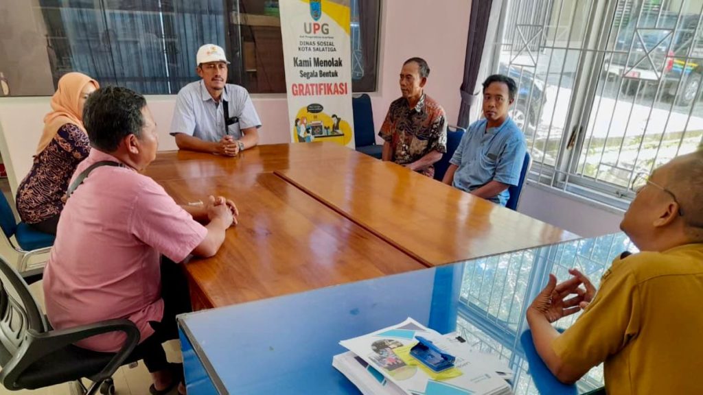 Warga Mojokerto Hilang 3 Tahun Ditemukan Selamat Perangkat desa dari Dusun Grogol, Mojokerto, saat menjemput warga yang ditemukan di Kota Salatiga di kantor Dinas Sosial, Senin (30/3/2026). (rahma uliya)