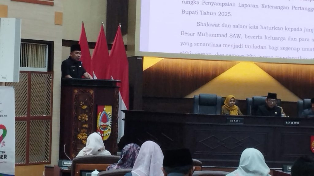 LKPJ 2025 Jember Catat Ekonomi Tumbuh 5,47 Persen Bupati Jember Muhamad Fawait saat paparkan LKPJ Tahun 2025,Di Aula DPRD Kabupaten Jember. Foto Edi Mulyono