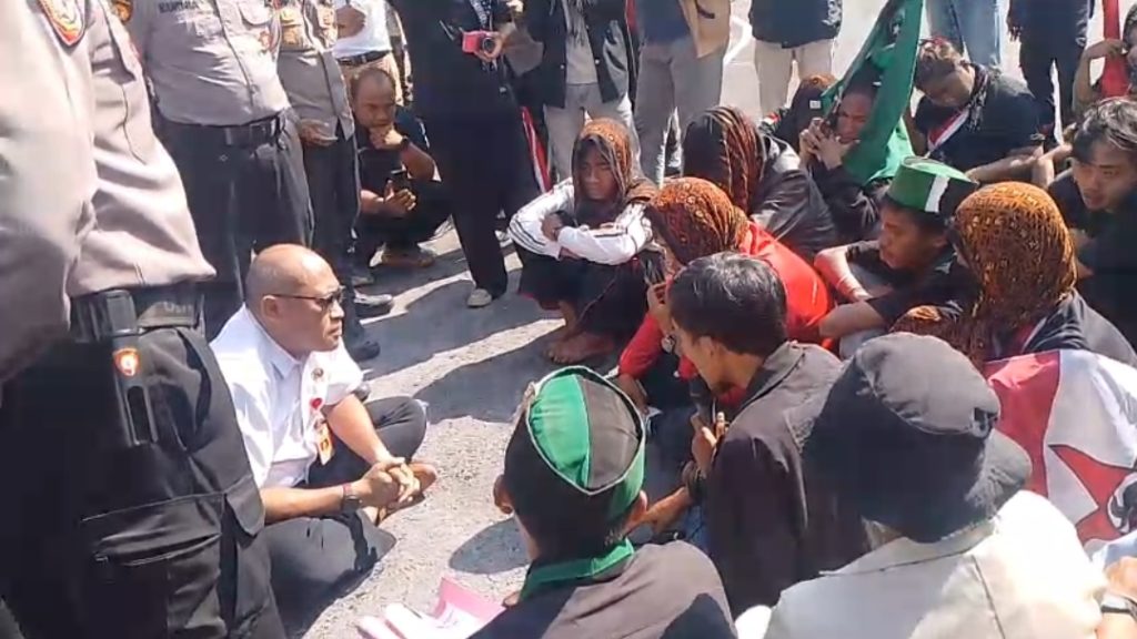 Aksi demontrasi mahasiswa Mojokerto didepan Balai Kota Mojokerto (AN/GOnew.id)