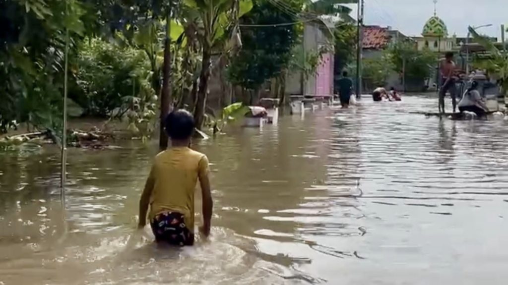 Banjir merendam permukiman warga di Desa Mejoyo, Kecamatan Bangsal, Kabupaten Mojokerto, sejak siang hari pada malam takbiran hingga hari ketiga Idul Fitri, Senin (23/3/2026). (Dok. Warga/Desa Mejoyo)