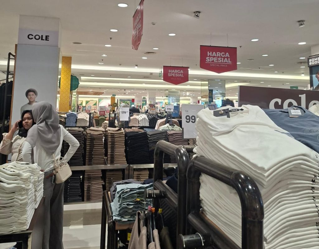 Diskon Ramadan Picu Lonjakan Pengunjung Sunrise Mall Mojokerto Diskon hingga 50 persen di Sunrise Mall Mojokerto (Bella/Mahasiswa Magang)