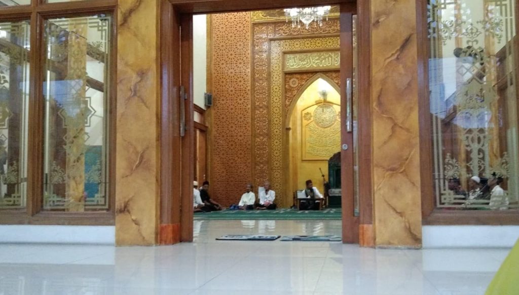 Ustadz Marsus menyampaikan tausiah Ramadan Qalbu di Masjid Al-Mubarok, disimak khusyuk oleh jamaah menjelang waktu berbuka puasa (Foto; Dian Wahyu).
