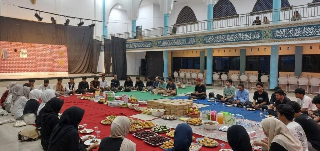 Remaja Masjid Dusun Kepuh Sawo, Desa Mojorejo, Jetis, Mojokerto menggelar buka puasa bersama, Rabu (4/3/2026)