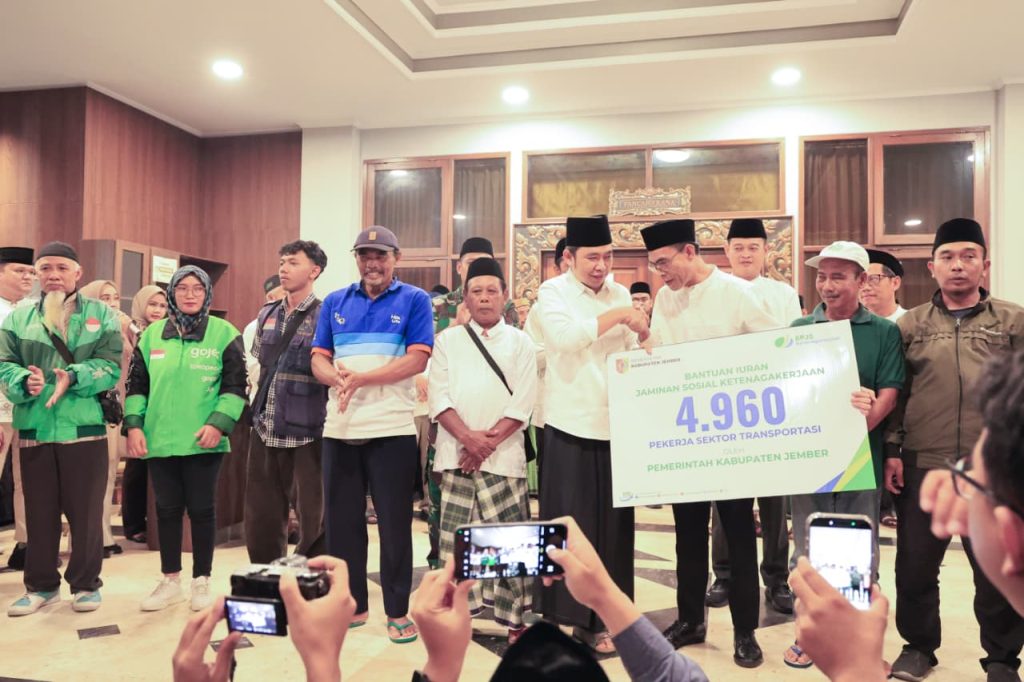 Bupati Jember Muhamad Fawait saat berikan bantuan bpjs ketenagakerjaan kepada para pekerja Ojol.foto Diskominfo