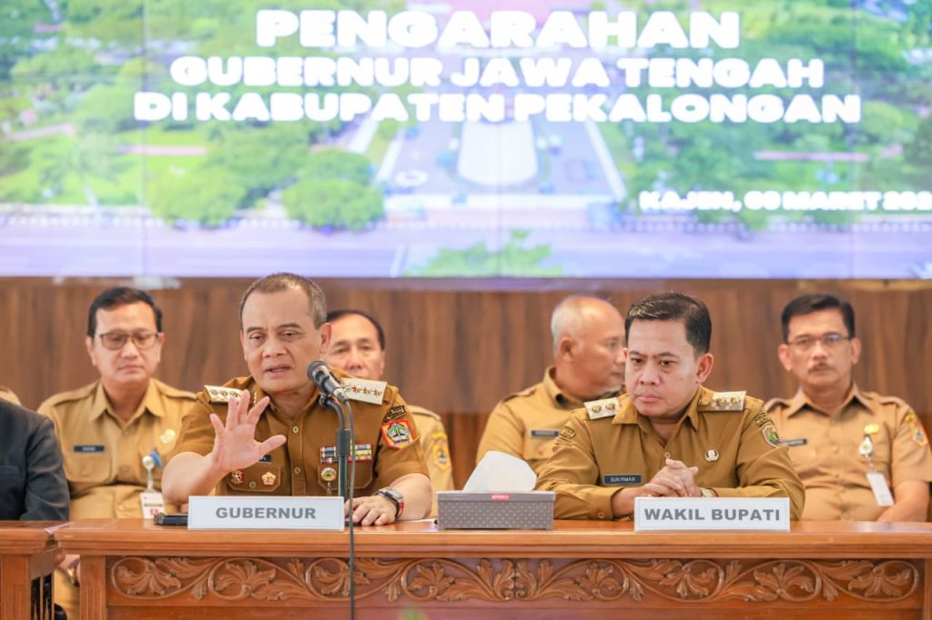 Gubernur Jateng Ahmad Luthfi dan wakil Bupati Pekalongan sukirman di aula sekretariat Daerah kabupaten Pekalongan (Ganang GOnews.id)