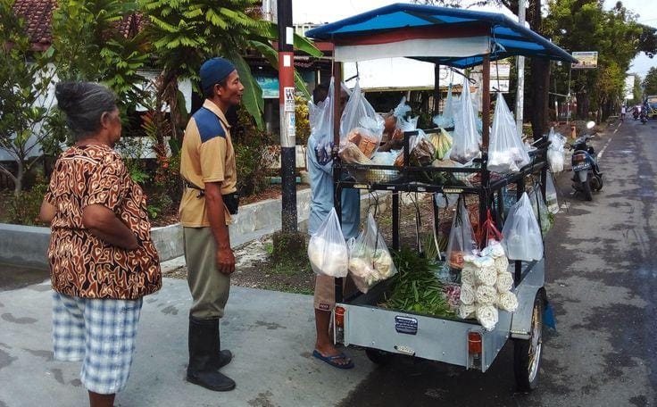 Sayur Keliling Jadi Andalan Warga Kepuh Sawo Pedagang sayur keliling di Dusun Kepuh Sawo Desa Mojorejo, Kecamatan Jetis, Kabupaten Mojokerto (Belia/Mahasiswa Magang)