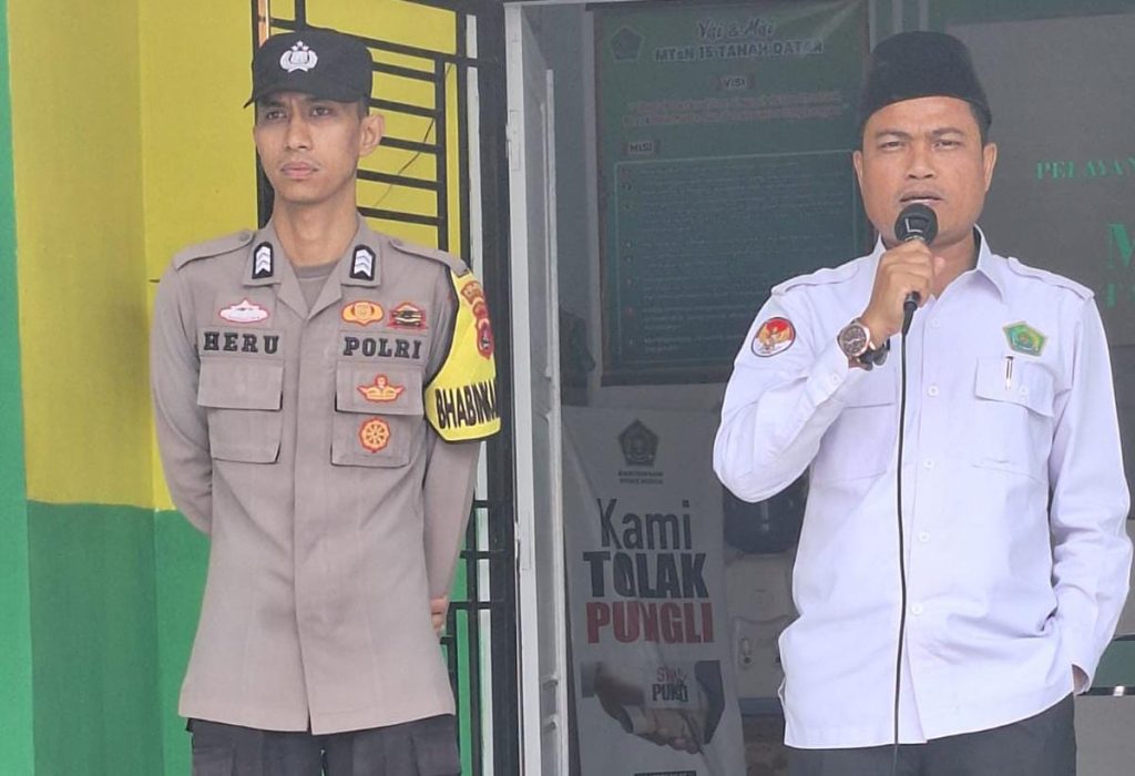 Kepala MTsN 15 Tanah Datar, Muspiarman, S.Pd.I, didampingi Bhabinkamtibmas Polsek Tanjung Emas dan Babinsa Koramil Tanjung Emas saat kegiatan sosialisasi kamtibmas kepada para siswa di MTsN 15 Tanah Datar, Rabu (11/3/2026). (Fhoto : Dioni/ Gonews.id)
