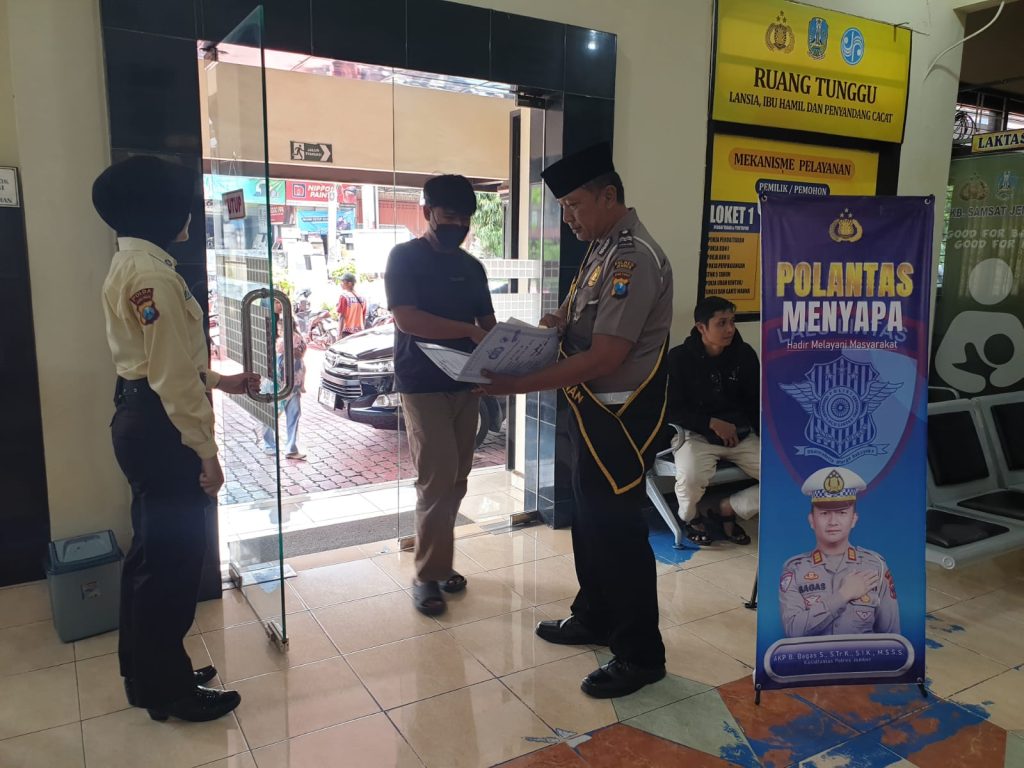 Program Polantas Menyapa Perkuat Layanan Samsat Jember Duta Pelayanan samsat saat berikan pendampingan informasi kepada Masyarakat. Foto Dok samsat