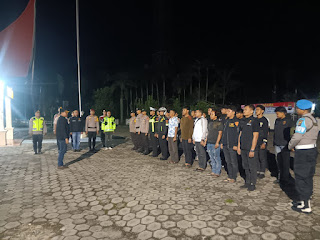 Polisi Musnahkan Sarana Tambang Ilegal Sungai Ombilin Kapolres Sawahlunto AKBP Simon Yana Putra memimpin langsung operasi penertiban tambang emas ilegal di bantaran Sungai Ombilin, Rabu Dini hari (11/03/2026). (Fhoto : Dioni/Gonews.id)