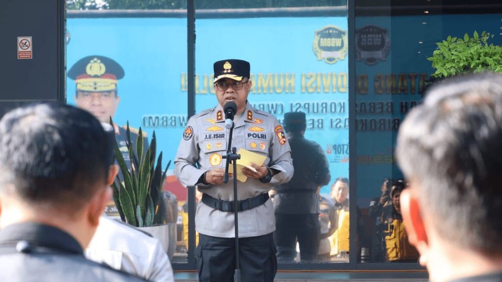 Kadiv Humas Polri Irjen Pol Johnny Eddizon Isir, memimpin apel Kesiapan Satgas Humas mendukung pengamanan perayaan Idul Fitri 1447 Hijriah, di halaman Divisi Humas Polri, Jakarta Selatan, Rabu (11/3/2026) (Foto: Humas Polri)