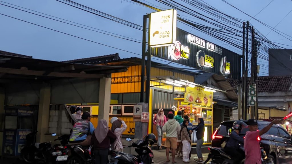 Antrean Mengular di Geprek Jon Mojokerto Saat Ramadan Pengunjung terlihat mengantre di outlet Geprek Jon x Papa Risol di Jl. Wijaya Kusuma, Sooko, Kabupaten Mojokerto, saat membeli menu makanan untuk persiapan berbuka puasa Ramadan pada Rabu (11/03/2026). (Foto: Dian Wahyu).