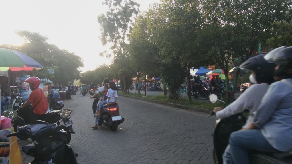 Pasar Takjil Grand Site Mojokerto Diserbu Warga Warga memadati kawasan Pasar Takjil Dadakan Grand Site di Jalan Residen Site V, Kota Mojokerto, saat berburu menu berbuka puasa pada Rabu (11/03/2026). (Foto: Dian Wahyu)