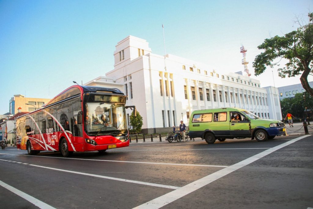 Bus transportasi publik milik Pemkot Surabaya melintas di kawasan Wisata Kota Lama, Rabu (11/3/2026). (Dok. Humas Pemkot Surabaya)