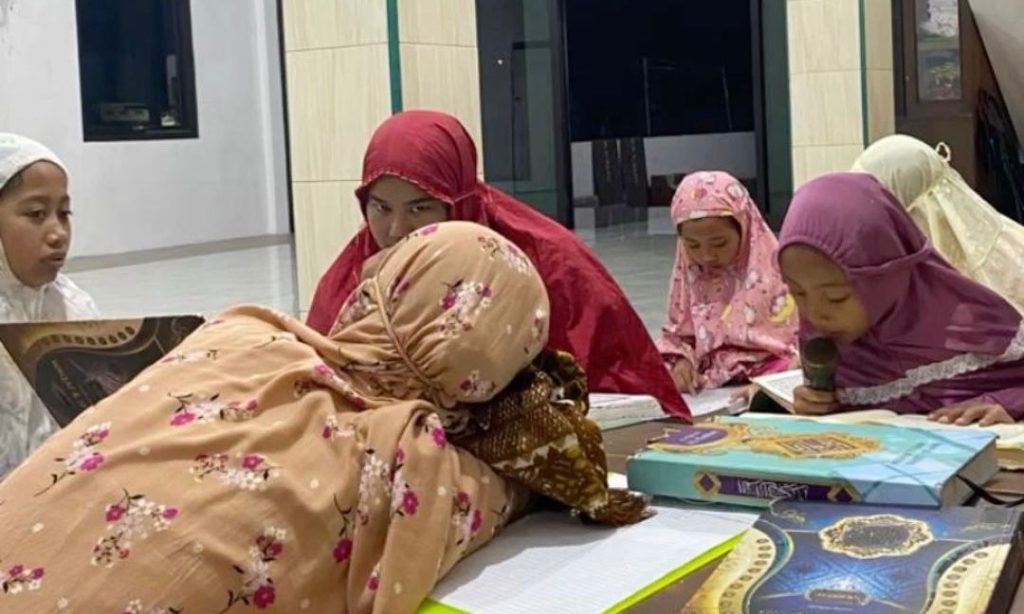Anak-anak mengikuti kegiatan tadarus Al-Qur’an setelah salat tarawih di musala Dusun Grogol, Desa Kepuhpandak, Kecamatan Kutorejo, Kabupaten Mojokerto, Rabu (11/3/2026)
