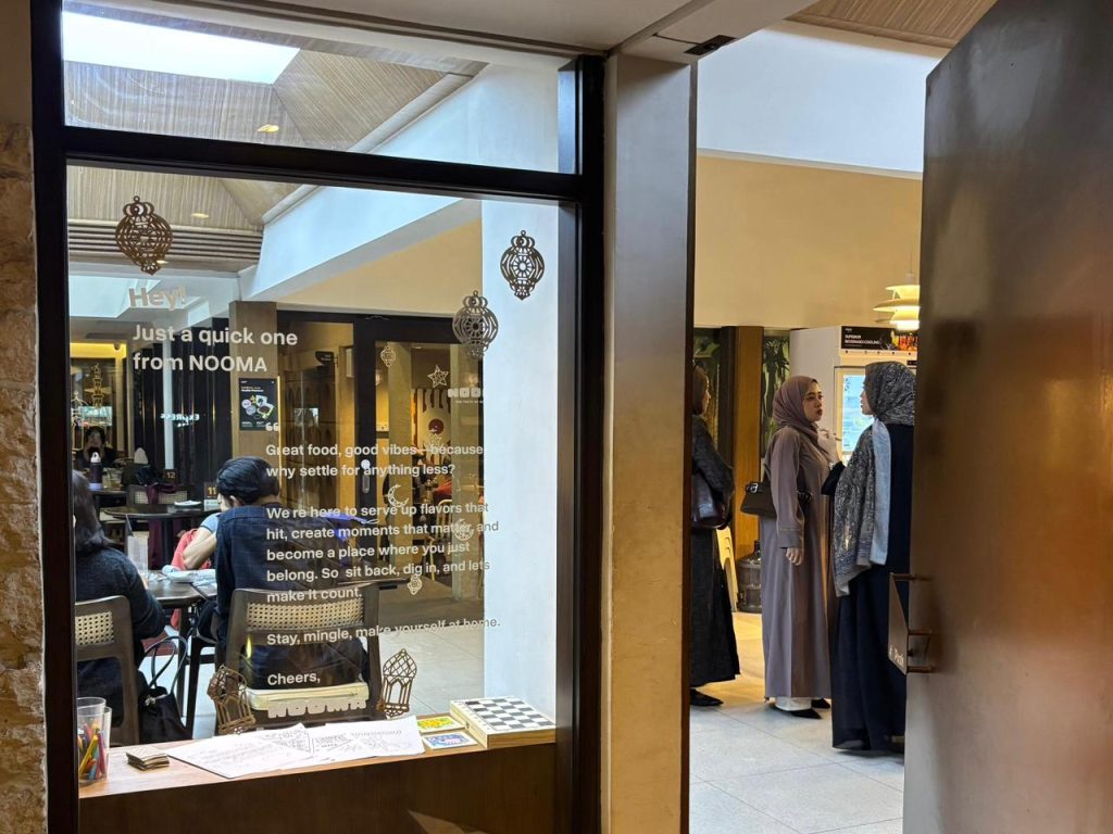 Pengunjung mendatangi salah satu kafe di Jl. Raya Prapen No.40, Sidosermo, Kecamatan Wonocolo, Surabaya, Rabu (11/3/2026).