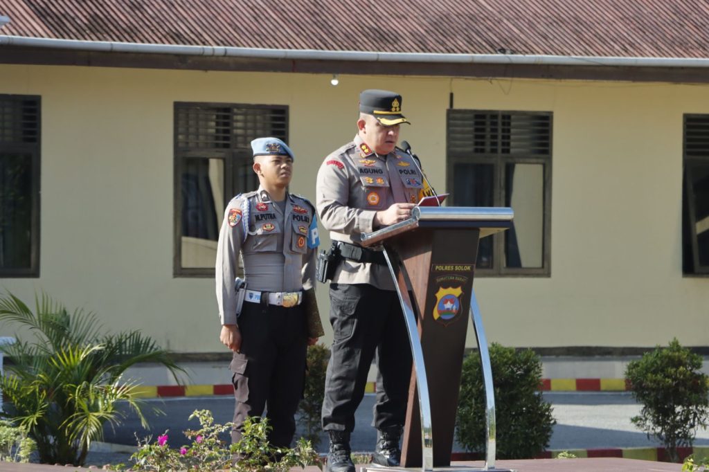 Kapolres Solok Agung Pranajaya menyampaikan imbauan kepada masyarakat terkait layanan penitipan kendaraan gratis di halaman Mako Kepolisian Resor Solok, Kamis (12/3/2026). (Fhoto : Dioni/Gonews.id)