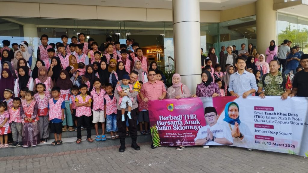 129 Anak Yatim Sidomulyo Belanja Lebaran di Roxy Kepala desa Sidomulyo Kamiludin bersama para anak yatim dan piatu Di pintu masuk pusat perbelanjaan ROXY Jember. Foto Edi Mulyono