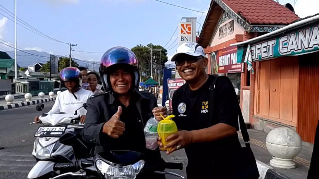 DPD IWOI Sungai Penuh–Kerinci membagikan paket takjil kepada pengendara dan masyarakat