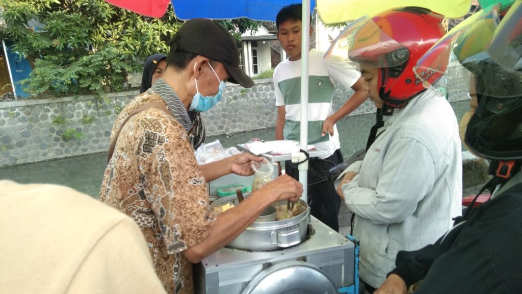 Penjual Pentol Peta melayani pembeli di gerobaknya di kawasan Jalan Wijaya Kusuma, Banjaragung, Puri, Mojokerto. (Dian)