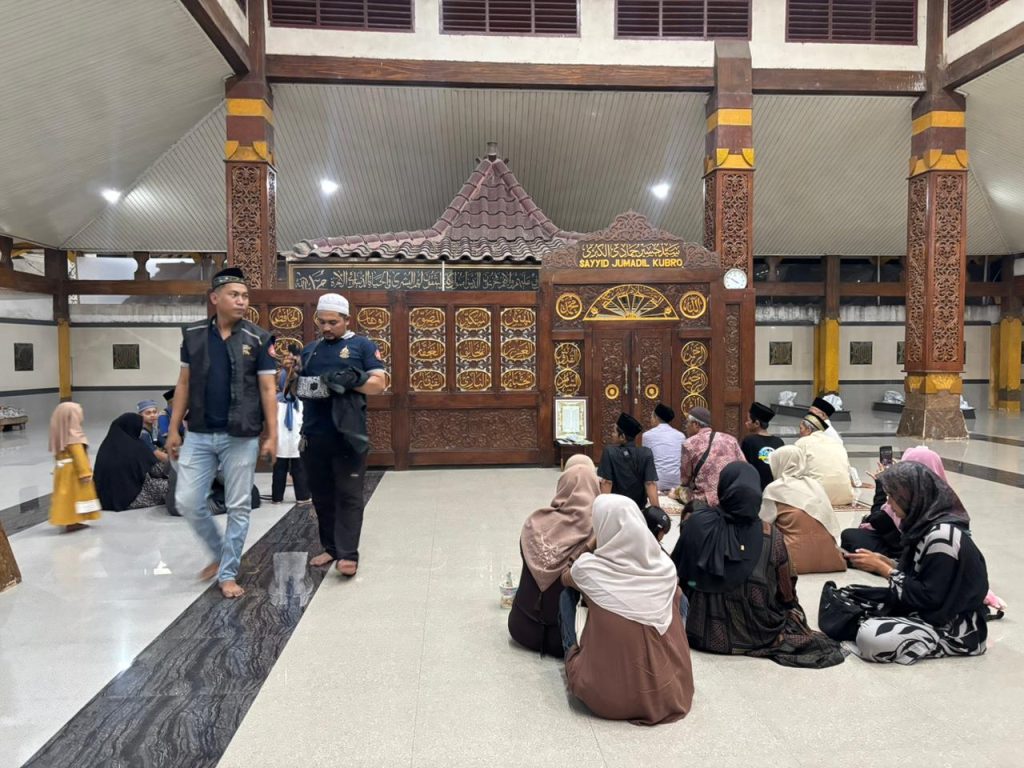 Khusyuknya Peziarah di Makam Troloyo Mojokerto Peziarah memanjatkan doa di depan makam Sayyid Jumadil Kubro di kompleks Makam Troloyo, Kamis (12/3/2026).
