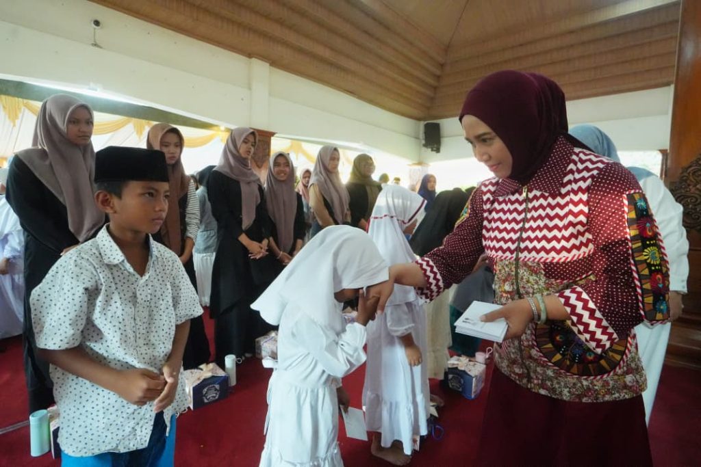 Ning Ita Santuni Anak Yatim Saat Buka Puasa Wali Kota Mojokerto Ika Puspitasari berbuka puasa dan memberikan santunan kepada ratusan anak yatim di Pendopo Sabha Kridatama (Dok. Diskominfo)